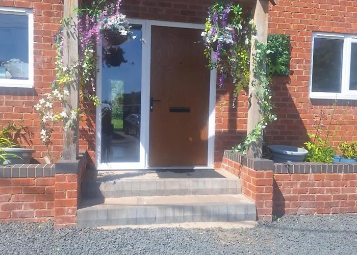 Luxurious 3 Bedroom House Now With Full Fibre Internet Shangri La In Village Of Alfrick With Driveway Parking For 3 Cars In An Area Of Outstanding Natural Beauty, Superb Walking,Close To Worcester, Malvern Showground, Theatre, Malvern Hills, Dogs Wel