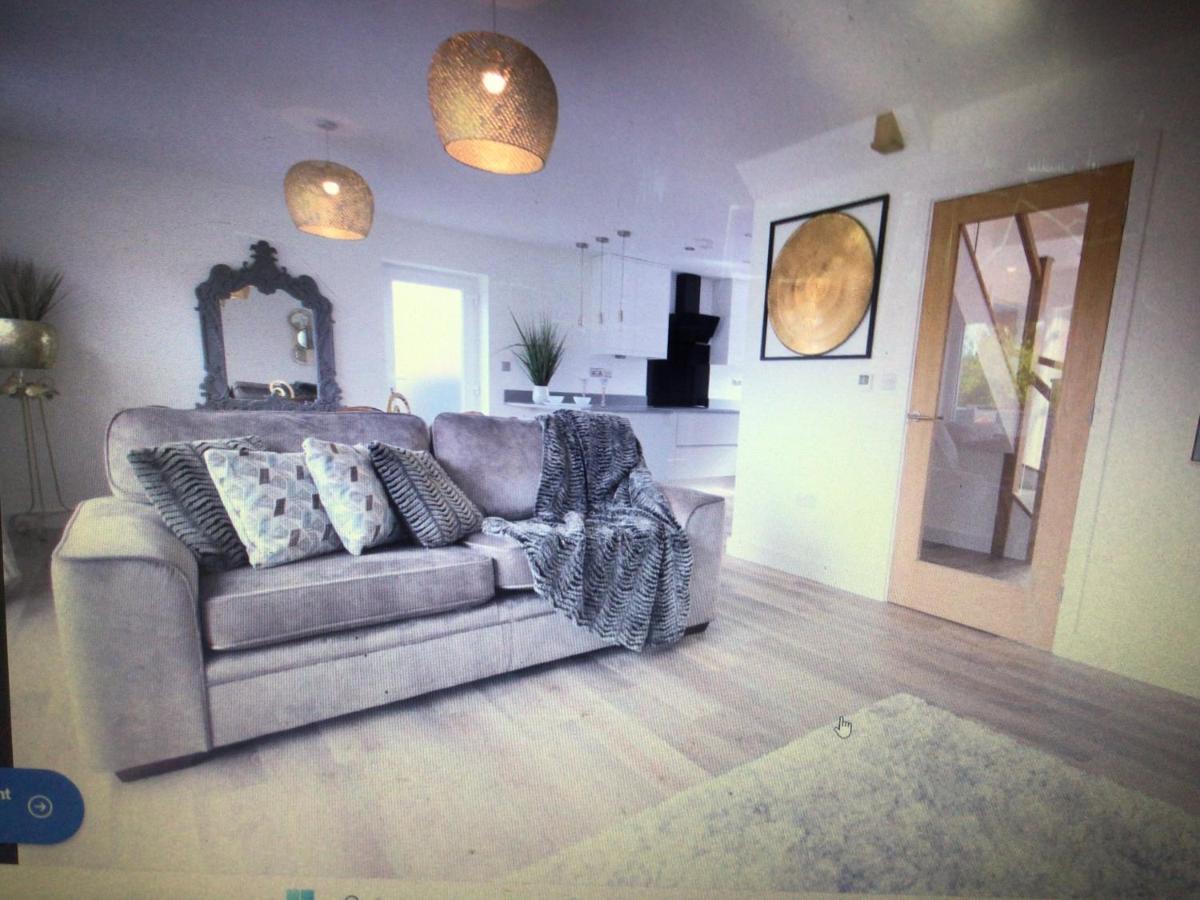 Villa Luxurious 3 Bedroom House Now With Full Fibre Internet Shangri La In Village Of Alfrick With Driveway Parking For 3 Cars In An Area Of Outstanding Natural Beauty, Superb Walking,close To Worcester, Malvern Showground, Theatre, Malvern Hills, Dogs Wel *