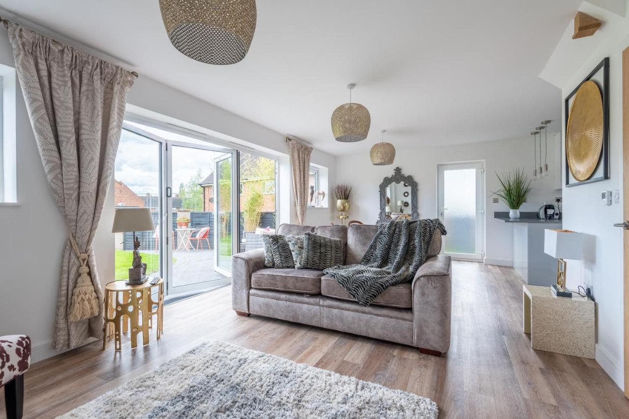 Villa Luxurious 3 Bedroom House Now With Full Fibre Internet Shangri La In Village Of Alfrick With Driveway Parking For 3 Cars In An Area Of Outstanding Natural Beauty, Superb Walking,close To Worcester, Malvern Showground, Theatre, Malvern Hills, Dogs Wel