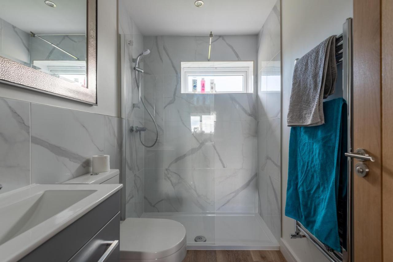Luxurious 3 Bedroom House Now With Full Fibre Internet Shangri La In Village Of Alfrick With Driveway Parking For 3 Cars In An Area Of Outstanding Natural Beauty, Superb Walking,close To Worcester, Malvern Showground, Theatre, Malvern Hills, Dogs Wel *
