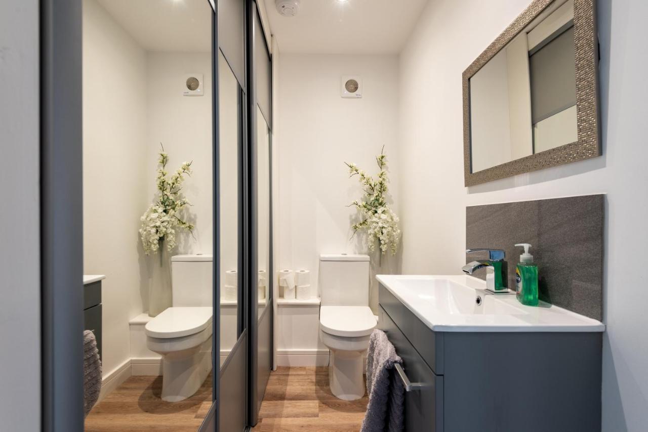 Luxurious 3 Bedroom House Now With Full Fibre Internet Shangri La In Village Of Alfrick With Driveway Parking For 3 Cars In An Area Of Outstanding Natural Beauty, Superb Walking,close To Worcester, Malvern Showground, Theatre, Malvern Hills, Dogs Wel Villa