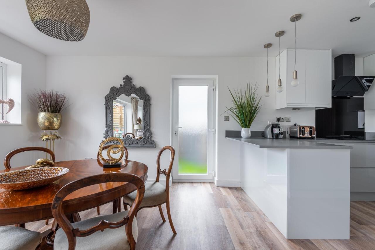 Villa Luxurious 3 Bedroom House Now With Full Fibre Internet Shangri La In Village Of Alfrick With Driveway Parking For 3 Cars In An Area Of Outstanding Natural Beauty, Superb Walking,close To Worcester, Malvern Showground, Theatre, Malvern Hills, Dogs Wel Worcester