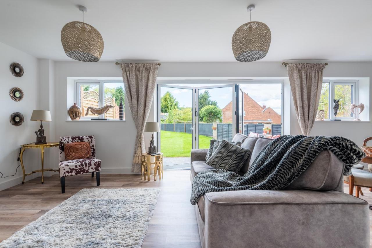 Luxurious 3 Bedroom House Now With Full Fibre Internet Shangri La In Village Of Alfrick With Driveway Parking For 3 Cars In An Area Of Outstanding Natural Beauty, Superb Walking,close To Worcester, Malvern Showground, Theatre, Malvern Hills, Dogs Wel Villa *