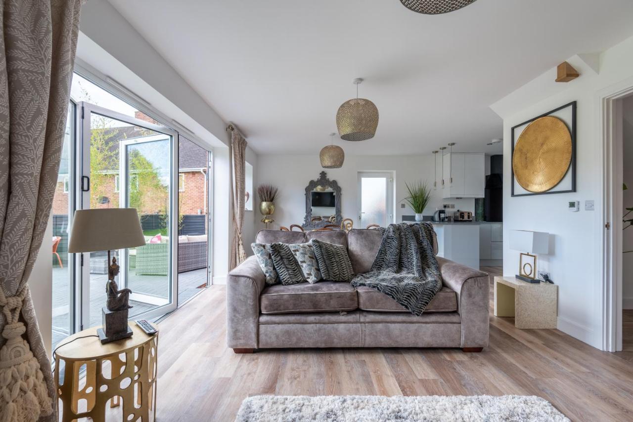 Villa Luxurious 3 Bedroom House Now With Full Fibre Internet Shangri La In Village Of Alfrick With Driveway Parking For 3 Cars In An Area Of Outstanding Natural Beauty, Superb Walking,close To Worcester, Malvern Showground, Theatre, Malvern Hills, Dogs Wel Worcester