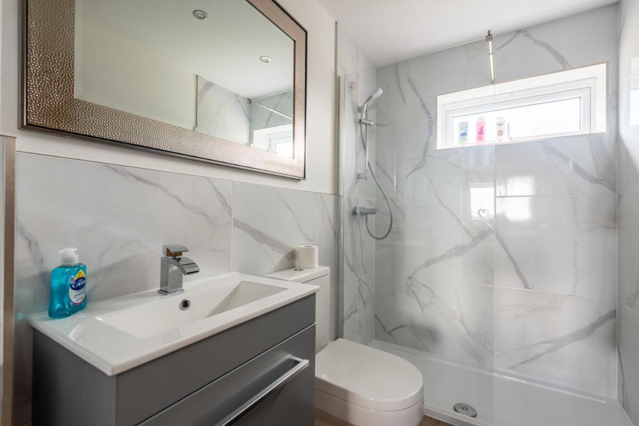Luxurious 3 Bedroom House Now With Full Fibre Internet Shangri La In Village Of Alfrick With Driveway Parking For 3 Cars In An Area Of Outstanding Natural Beauty, Superb Walking,close To Worcester, Malvern Showground, Theatre, Malvern Hills, Dogs Wel Villa