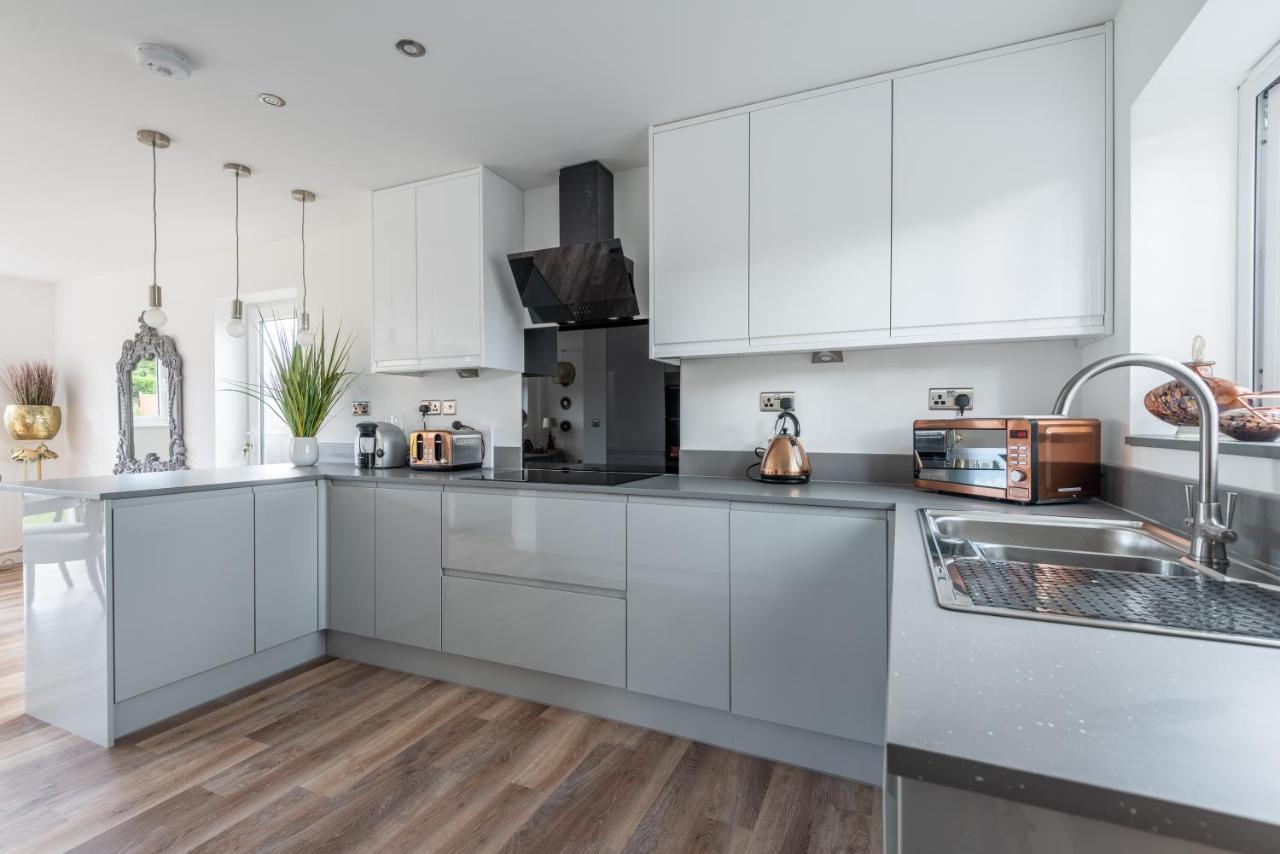 Luxurious 3 Bedroom House Now With Full Fibre Internet Shangri La In Village Of Alfrick With Driveway Parking For 3 Cars In An Area Of Outstanding Natural Beauty, Superb Walking,close To Worcester, Malvern Showground, Theatre, Malvern Hills, Dogs Wel Villa *