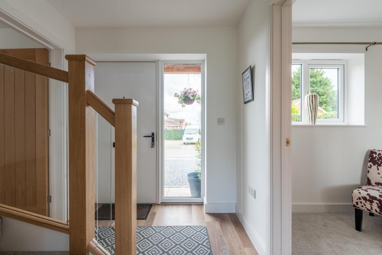 Villa Luxurious 3 Bedroom House Now With Full Fibre Internet Shangri La In Village Of Alfrick With Driveway Parking For 3 Cars In An Area Of Outstanding Natural Beauty, Superb Walking,close To Worcester, Malvern Showground, Theatre, Malvern Hills, Dogs Wel