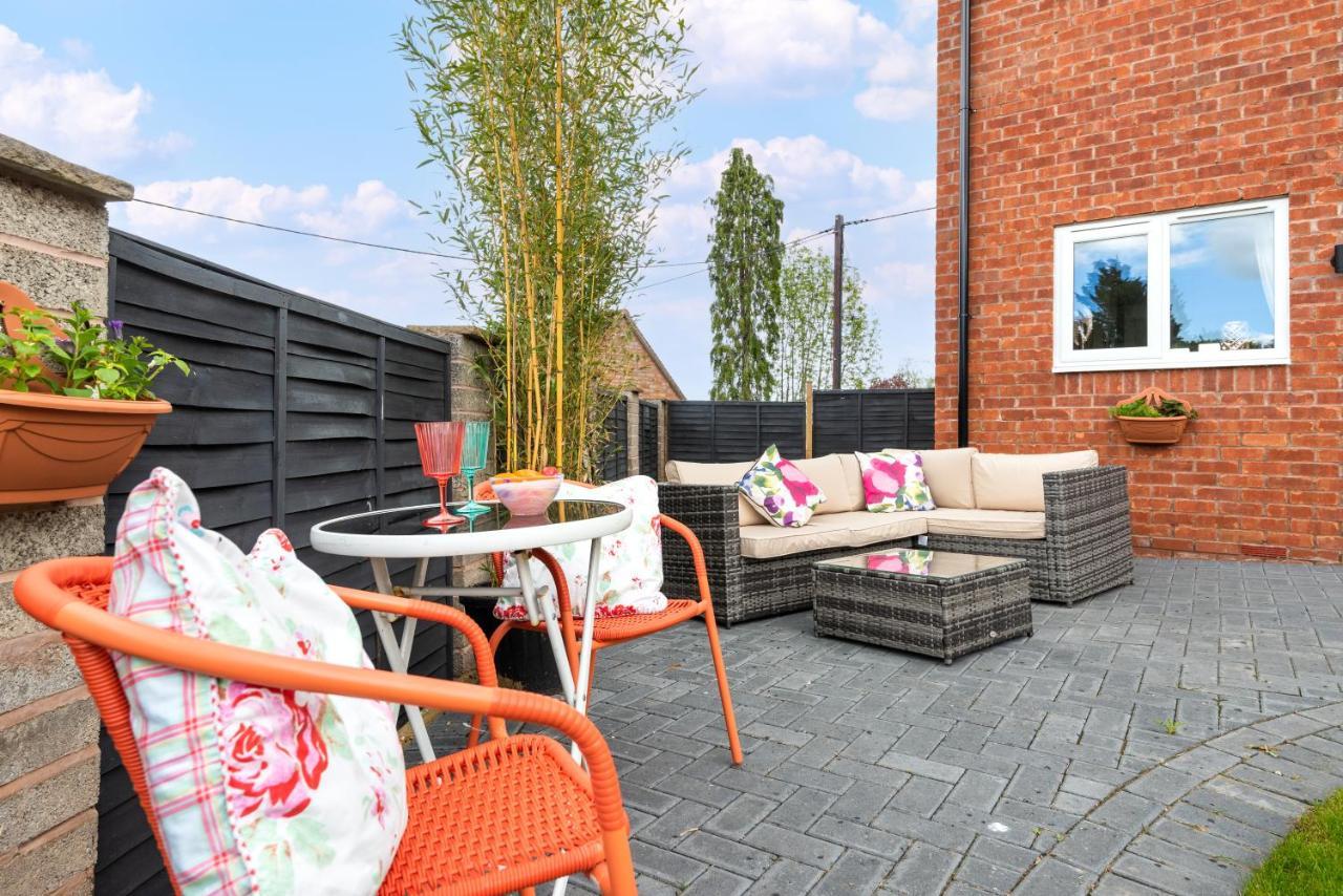 Villa Luxurious 3 Bedroom House Now With Full Fibre Internet Shangri La In Village Of Alfrick With Driveway Parking For 3 Cars In An Area Of Outstanding Natural Beauty, Superb Walking,close To Worcester, Malvern Showground, Theatre, Malvern Hills, Dogs Wel