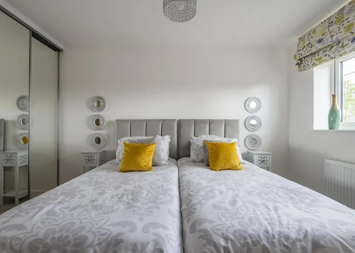 Luxurious 3 Bedroom House Now With Full Fibre Internet Shangri La In Village Of Alfrick With Driveway Parking For 3 Cars In An Area Of Outstanding Natural Beauty, Superb Walking,Close To Worcester, Malvern Showground, Theatre, Malvern Hills, Dogs Wel