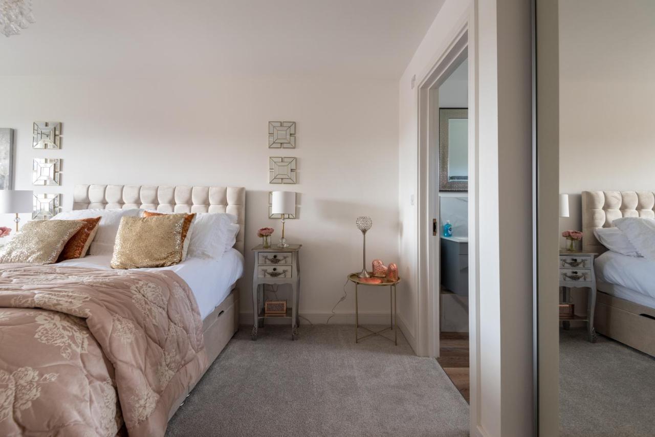 Shangri-la: Luxurious 3-bedroom Retreat In Alfrick's Natural Beauty Villa *