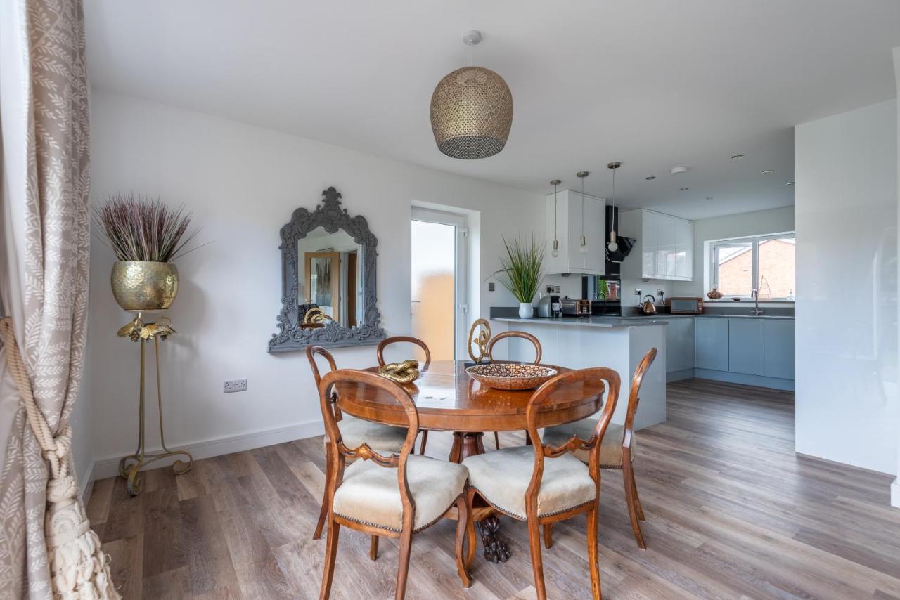 Villa Shangri-la: Luxurious 3-bedroom Retreat In Alfrick's Natural Beauty *