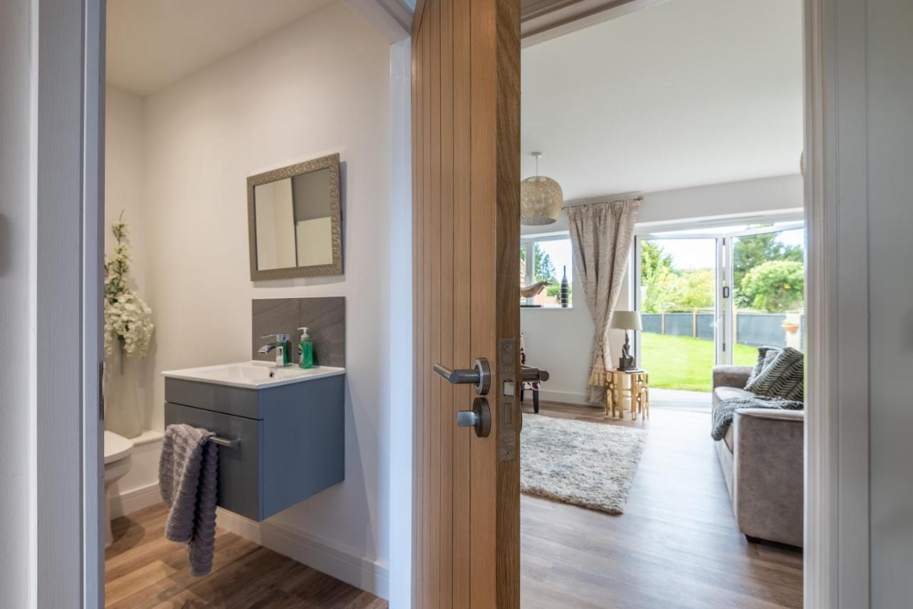 Villa Shangri-la: Luxurious 3-bedroom Retreat In Alfrick's Natural Beauty